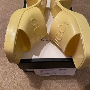 Gucci rubber slide sandal, size 40 in yellow